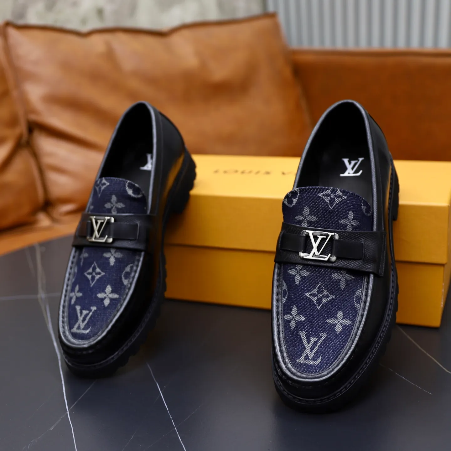 Men's men's shoes💰600💰Louis Vuitton LV men's classic Oxford shoes, men's business formal boutique leather shoes, classic style, almond kernel exquisite toe, ultimate art, the whole shoe is made of imported cow leather (open edge beads), carefully selected, fine pores, excellent gloss, soft texture, strong toughness, durable and not easy to deform, apricot calf leather lining, soft, comfortable, sweat-absorbent and breathable. Foam outsole, original box and dust bag packaging! Size: 38–44 (45/46 customized)